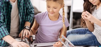 Uczestnicy zajęć z robotyki przy wspólnej pracy