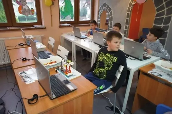 Dzieci konstruują i programują roboty z klocków podczas zajęć ROBOTS edukacja