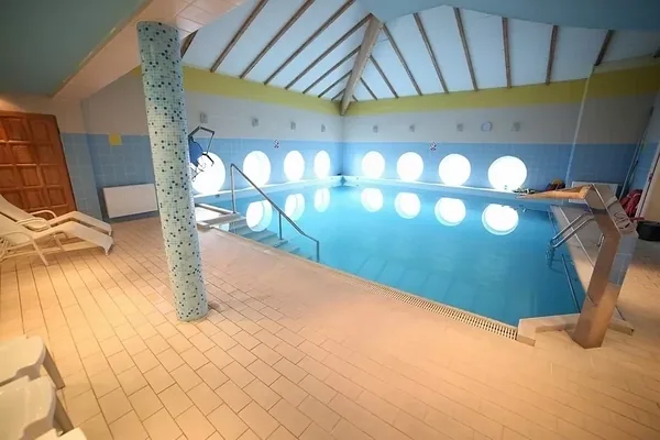 Kryty basen w ośrodku wypoczynkowym