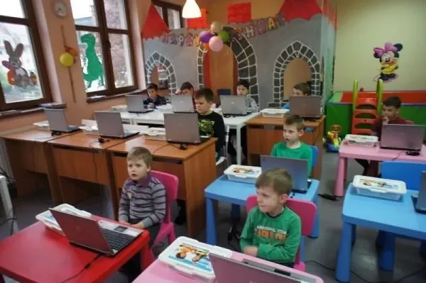 Dzieci konstruują i programują roboty z klocków podczas zajęć ROBOTS edukacja