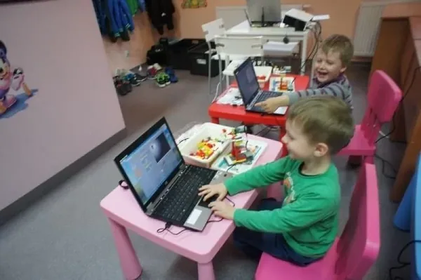 Dzieci konstruują i programują roboty z klocków podczas zajęć ROBOTS edukacja