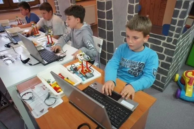 Dzieci konstruują i programują roboty z klocków podczas zajęć ROBOTS edukacja