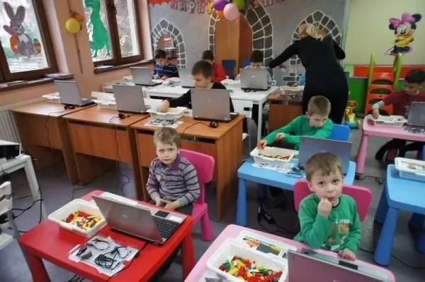 Dzieci konstruują i programują roboty z klocków podczas zajęć ROBOTS edukacja